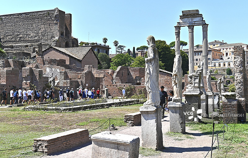 灶神庙里的游客和灶神贞女图片素材