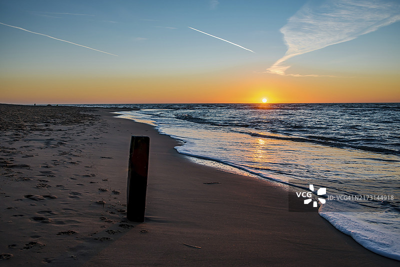 荷兰登海尔德：2022年1月，登海尔德海滩上的夕阳图片素材