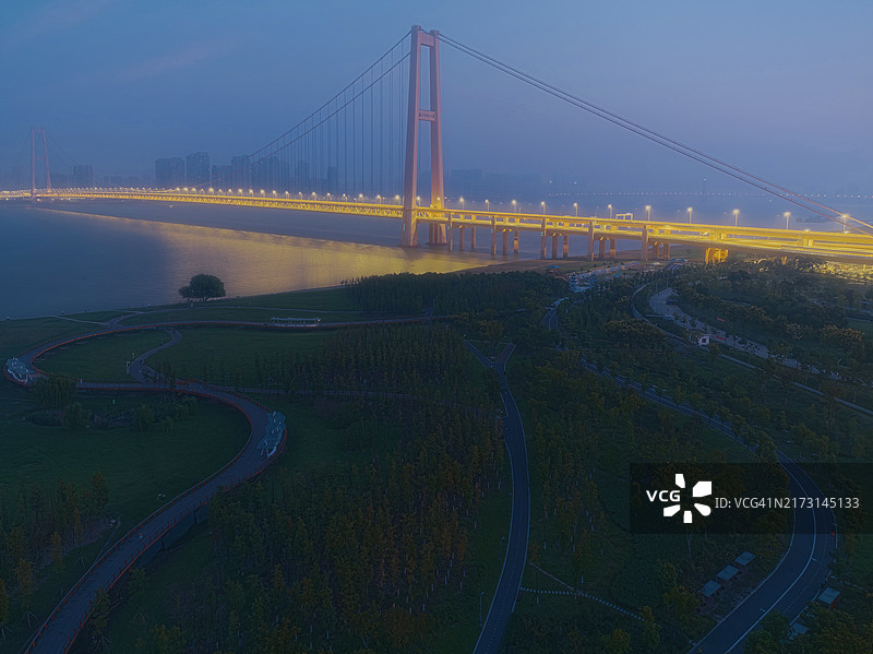 中国湖北武汉夜间悬索桥景色图片素材