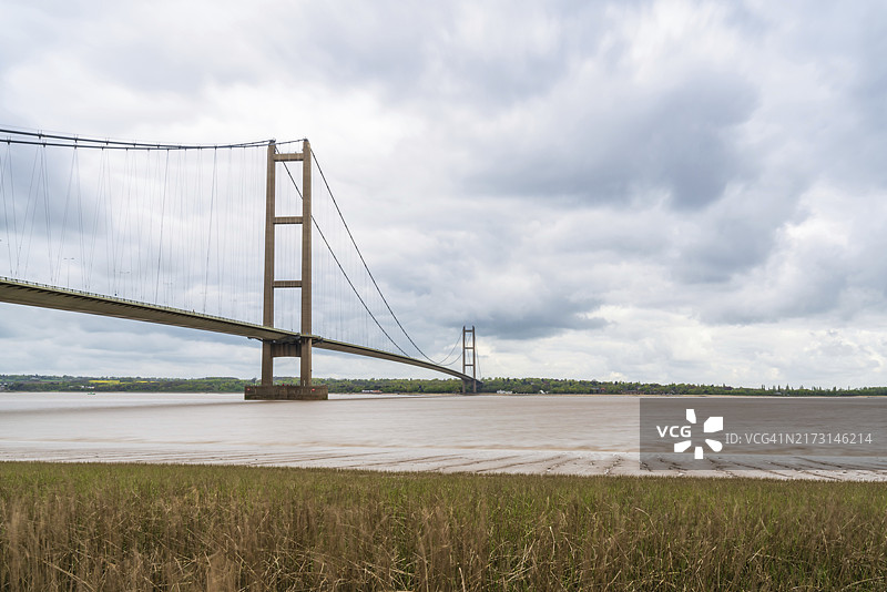 英国北林肯郡巴顿-阿彭-汉伯，亨伯桥上的灰色云彩图片素材