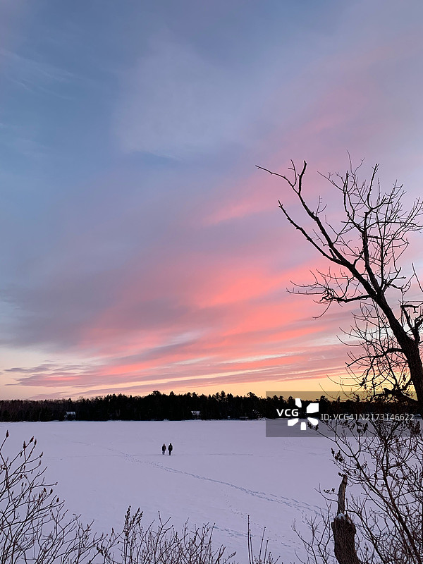 加拿大安大略省格雷文赫斯特的粉色冬季雪湖日落图片素材
