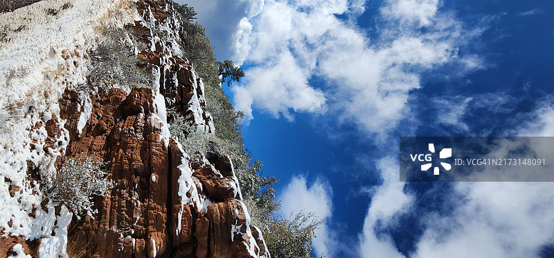 亚利桑那州佩森市雪山上的晴朗天空图片素材