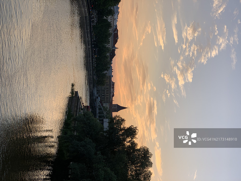 2022年6月，爱沙尼亚塔尔图市中心埃马吉河日落图片素材