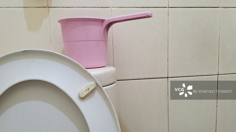 衣柜浴室上方的粉色勺子图片素材