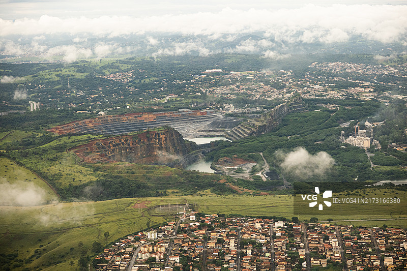 城市区域的矿山图片素材
