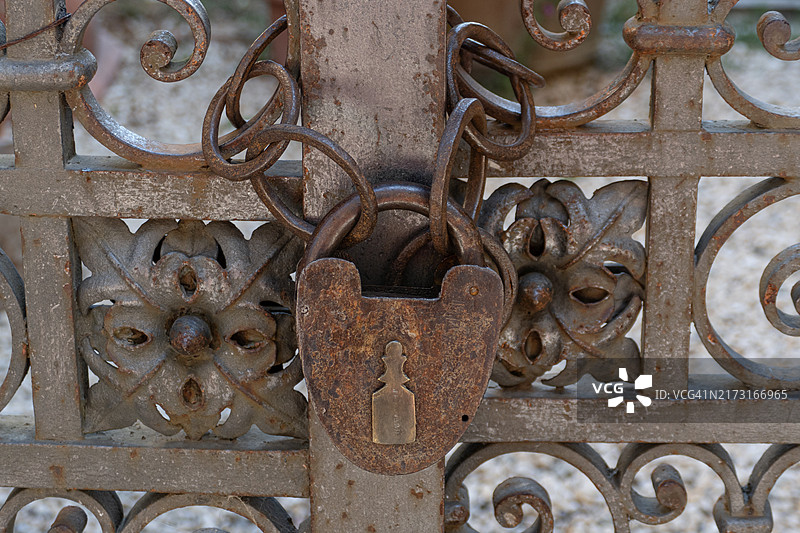 锻铁门上的老式生锈挂锁图片素材