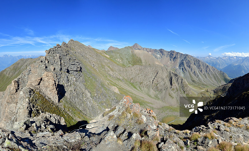阿尔卑斯山冰川山谷景观，背景为格兰帕拉迪索图片素材