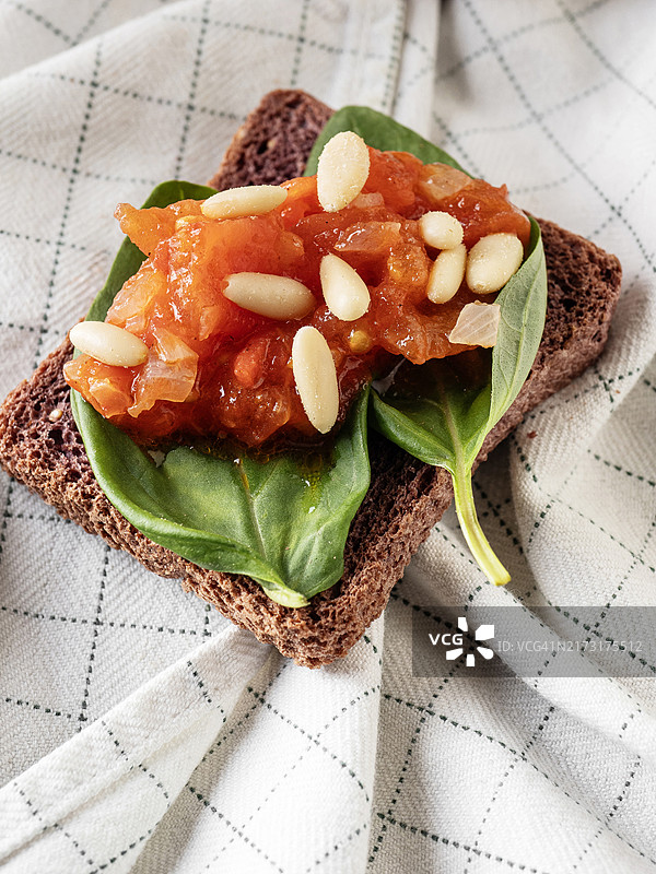 意式烤面包，配番茄酱、新鲜罗勒和松子图片素材