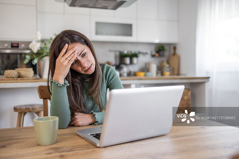 女人通过视频通话进行线上心理健康咨询图片素材