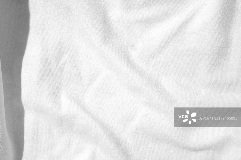 白色棉质T恤样机，带有文字、设计元素、logo、品牌空间。通用纹理样机图片素材