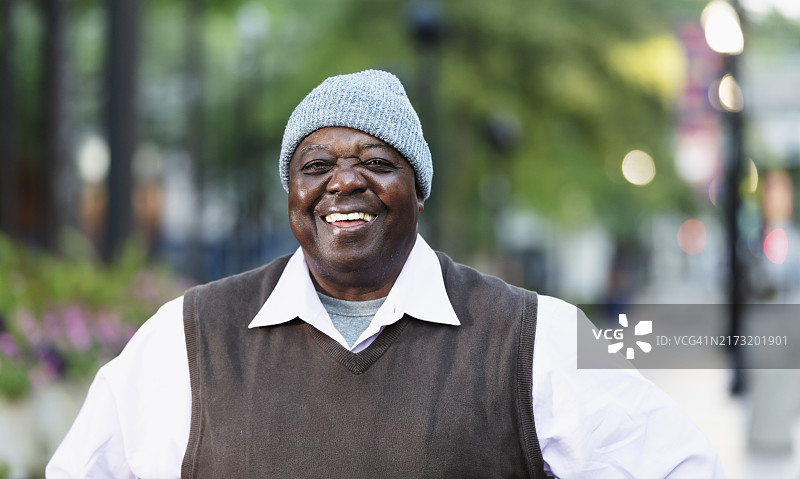 城市里的年长非裔美国男人肖像图片素材