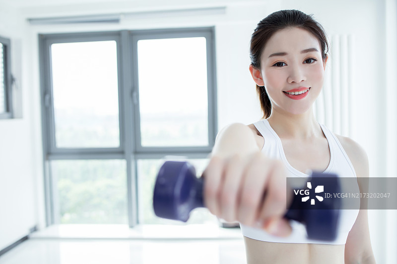 微笑的年轻健身女性图片素材