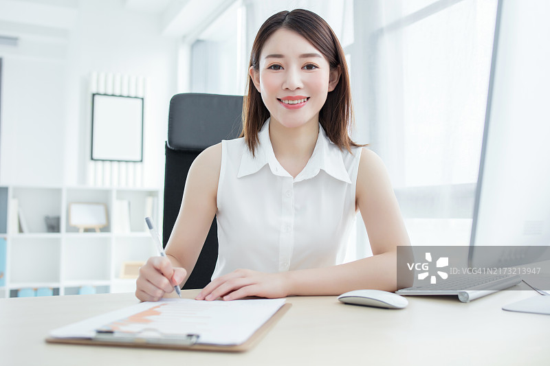 年轻女人看向笔记本电脑微笑特写图片素材