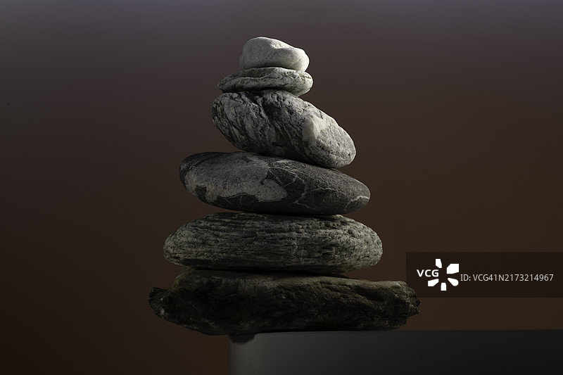 靠墙的石头堆叠特写图片素材