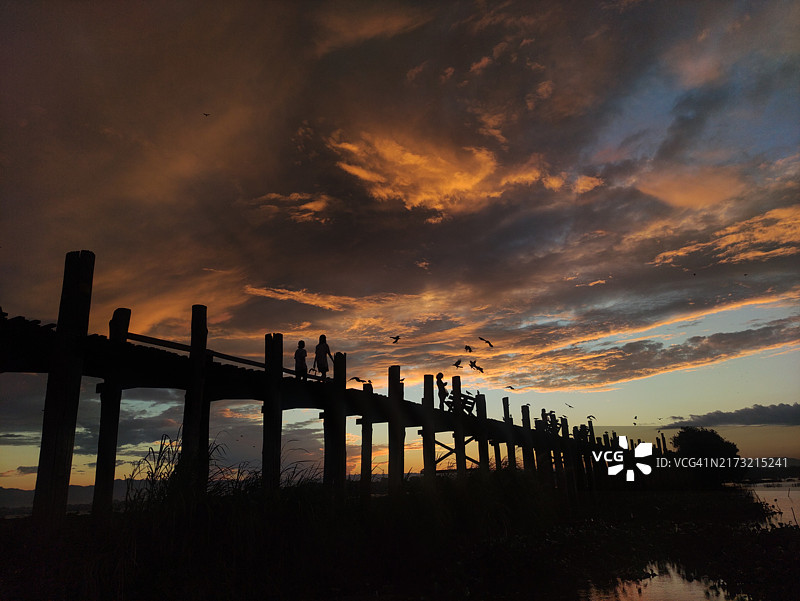 缅甸曼德勒乌本桥日落剪影图片素材