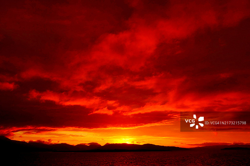 海面与橙色天空的美丽景色图片素材