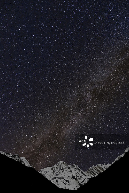 夜空下雪山景色，尼泊尔甘达基图片素材