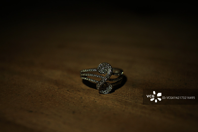 印度奥里萨邦布巴内斯瓦尔桌上的戒指特写图片素材
