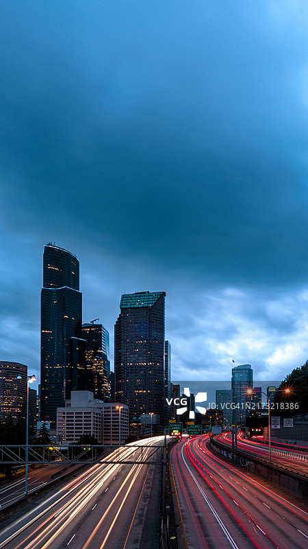 美国华盛顿州西雅图道路上的光轨高角度景观图片素材