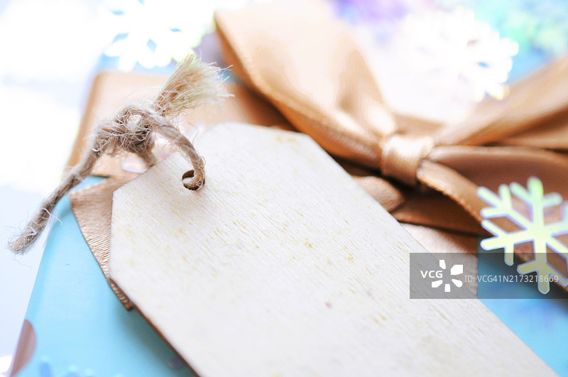 圣诞节背景：雪花间的礼品盒，圣诞快乐贺卡设计图片素材