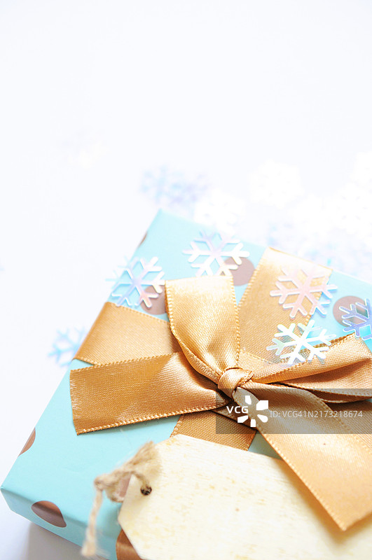 圣诞节背景：雪花间的礼品盒，圣诞快乐贺卡设计图片素材