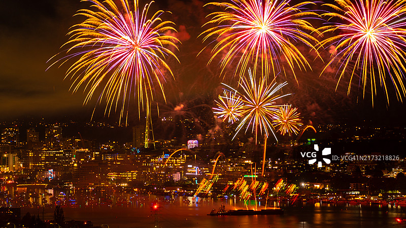 夜晚美国华盛顿州西雅图河上空的焰火图片素材