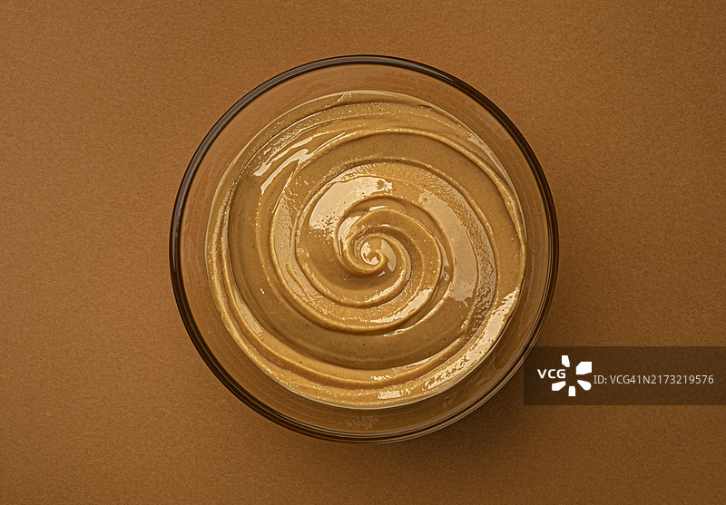玻璃碗中的花生酱漩涡（顶视图）图片素材
