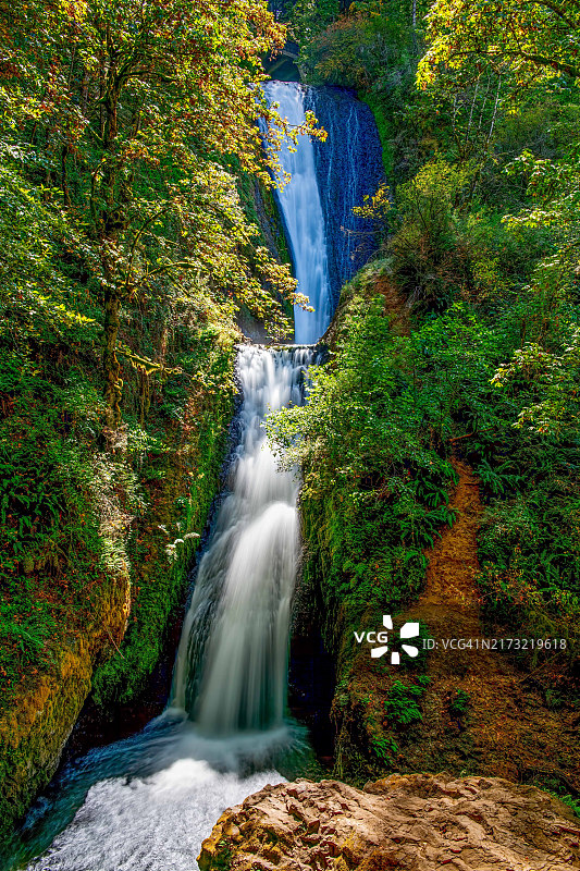 美国俄勒冈州胡德河森林中的瀑布景色图片素材