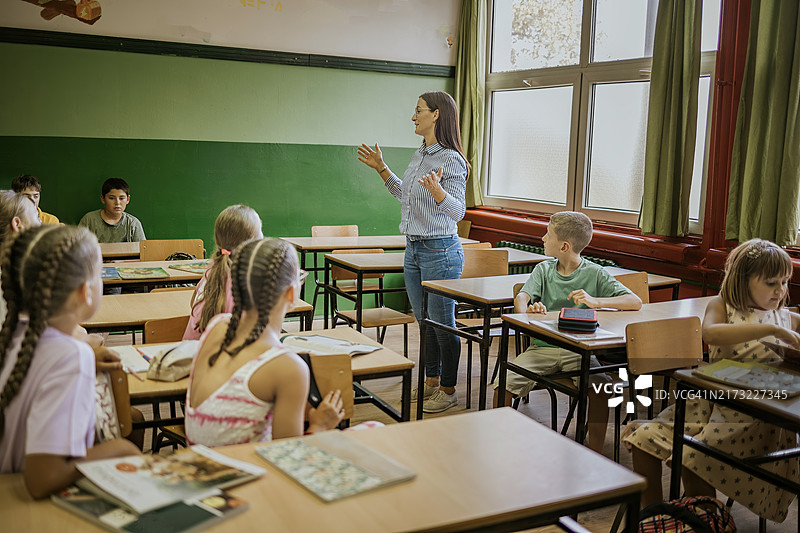 老师在充满活力的课堂上与小学生互动学习图片素材
