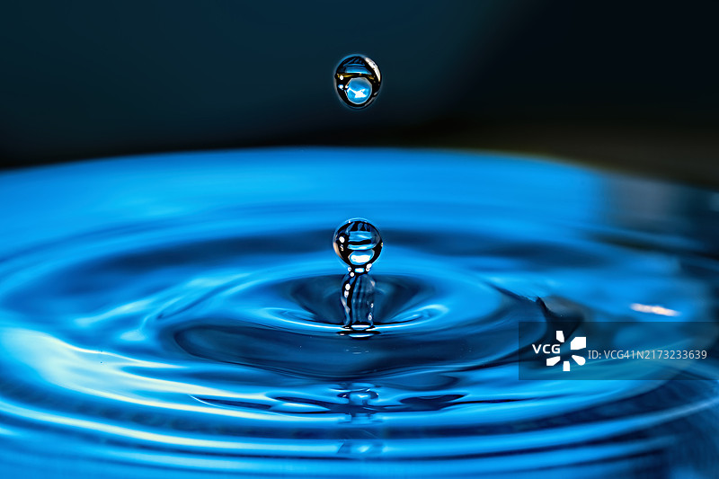 跳跃的水滴图片素材