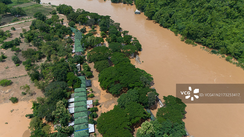 台风过境后泰国清莱府湄公河流域被洪水淹没的村庄鸟瞰图图片素材