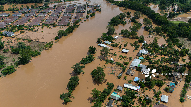 台风过境后泰国清莱府湄公河流域被洪水淹没的村庄鸟瞰图图片素材