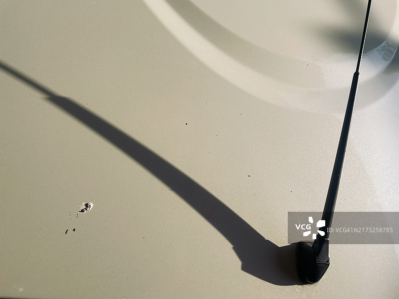 白色屋顶上汽车车顶天线的倒影图片素材