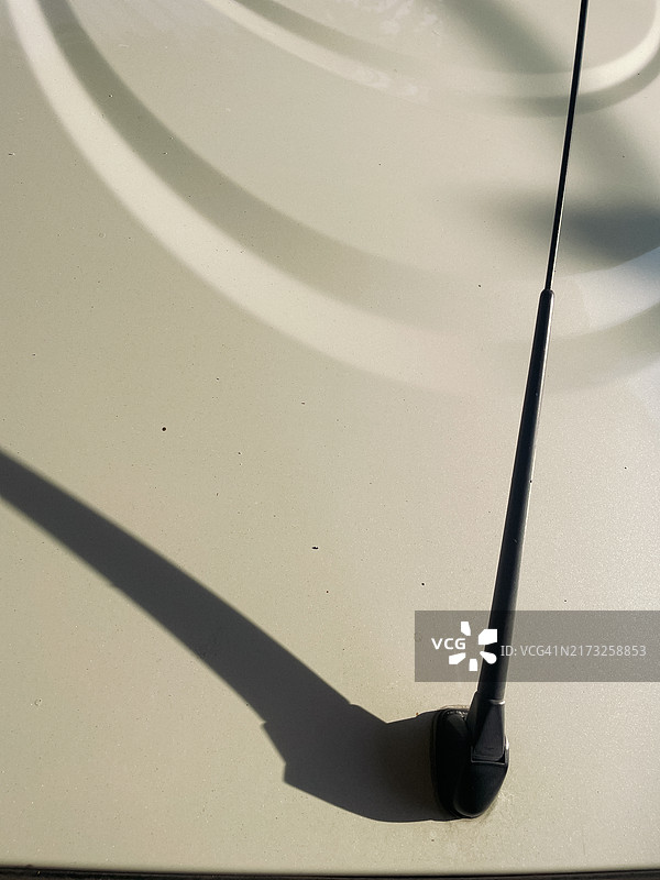 白色屋顶上汽车车顶天线的倒影图片素材