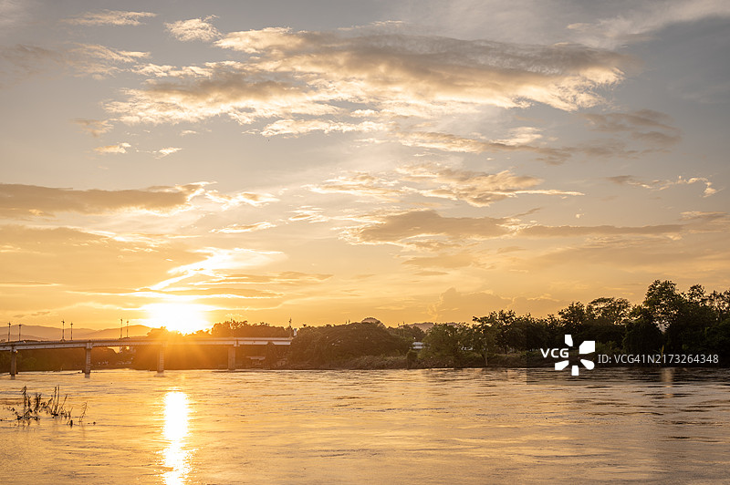 泰国清莱府湄公河日落美景。这条河流是清莱人民的命脉，发源于缅甸边境的山丘。图片素材