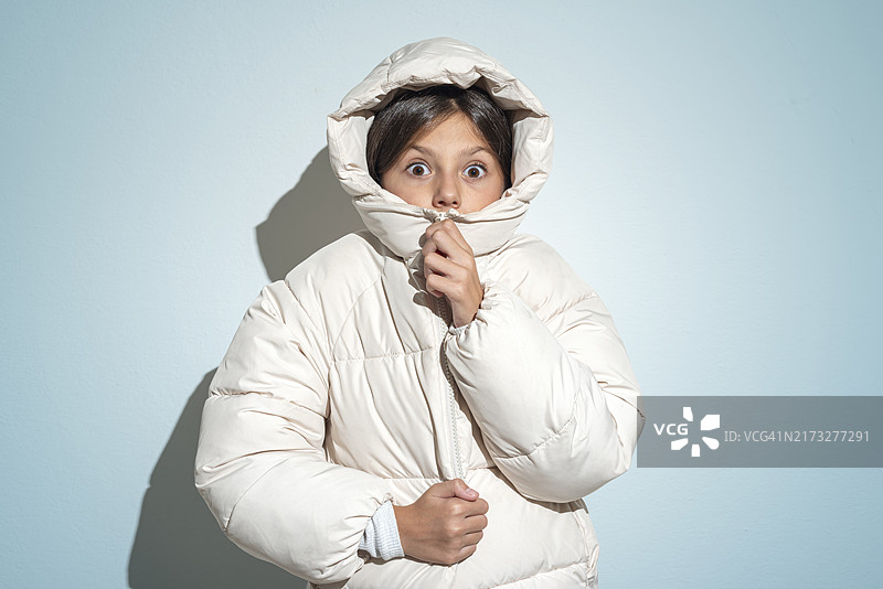 女孩拉上连帽夹克的拉链图片素材