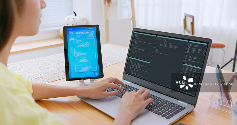通过聊天机器人编写代码图片素材