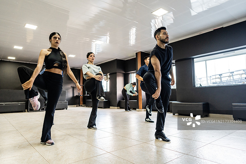 老师和学生们在舞蹈工作室拉伸图片素材
