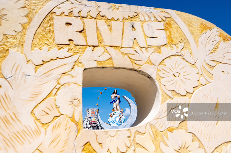 透过字母R看尼加拉瓜里瓦斯，拉卡尔萨达大街上的美洲虎花瓶与圣母无染原罪像图片素材