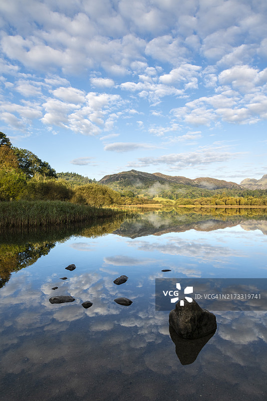 英格兰湖区埃尔特湖的秋日清晨图片素材