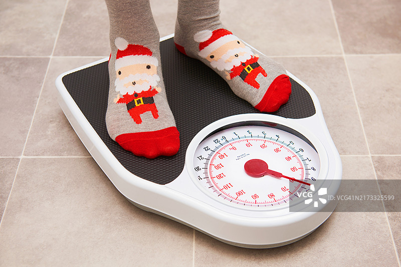 在秤上检查圣诞节体重图片素材