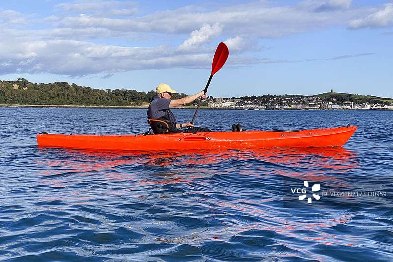 中年男人在北爱尔兰斯特兰福德湖划皮划艇图片素材