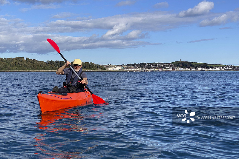 中年男人在北爱尔兰斯特兰福德湖划皮划艇图片素材