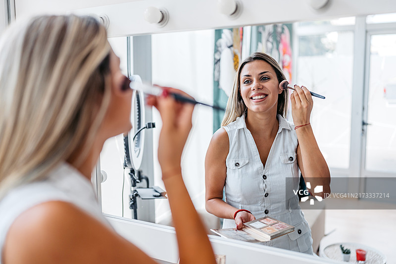 年轻女人在美容院化妆图片素材