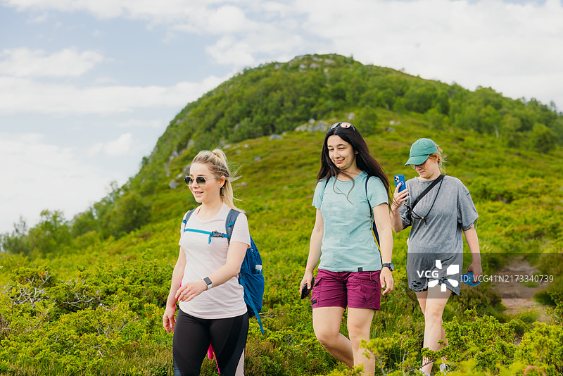 与朋友们共度美好时光，享受最佳夏日户外活动图片素材