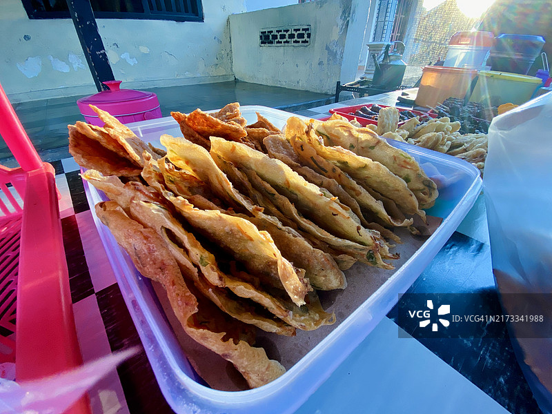 方形云母容器中的油炸食品图片素材