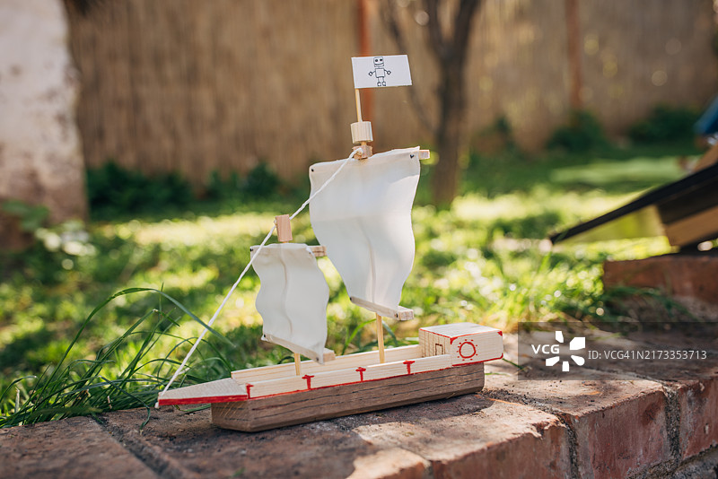 户外砖面上的手工帆船模型图片素材