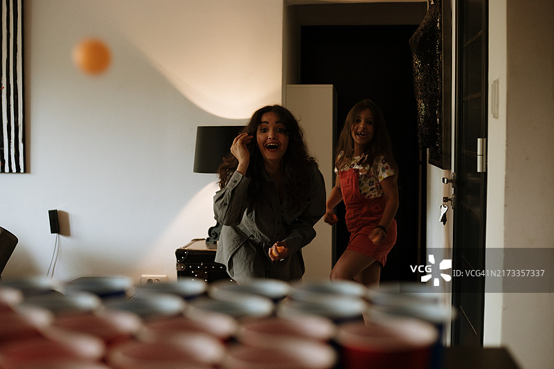 两代人玩啤酒乒乓，共享欢乐图片素材