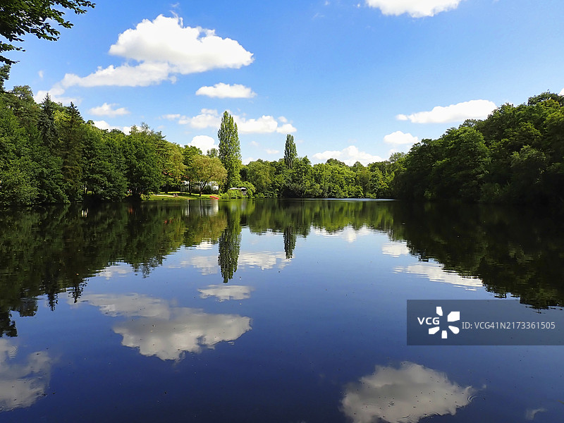德国北莱茵-威斯特法伦州莱茵河下游的森林湖泊倒影图片素材