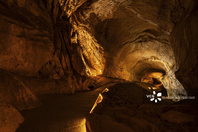 照明的猛犸洞，达赫斯坦地块中的一个洞穴图片素材